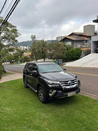 TOYOTA HILUX SW4 2.8 SRX 4X4 7 LUGARES 16V TURBO INTERCOOLER DIESEL 4P AUTOMÁTICO